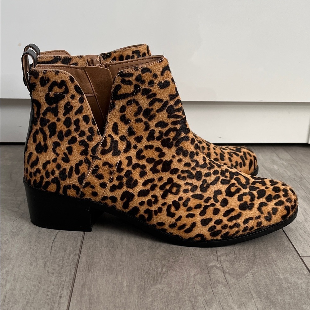 VIONIC NWOT Leopard Print Fur Leather Ankle Boots V Cutout, Size 8 - Picture 3 of 11